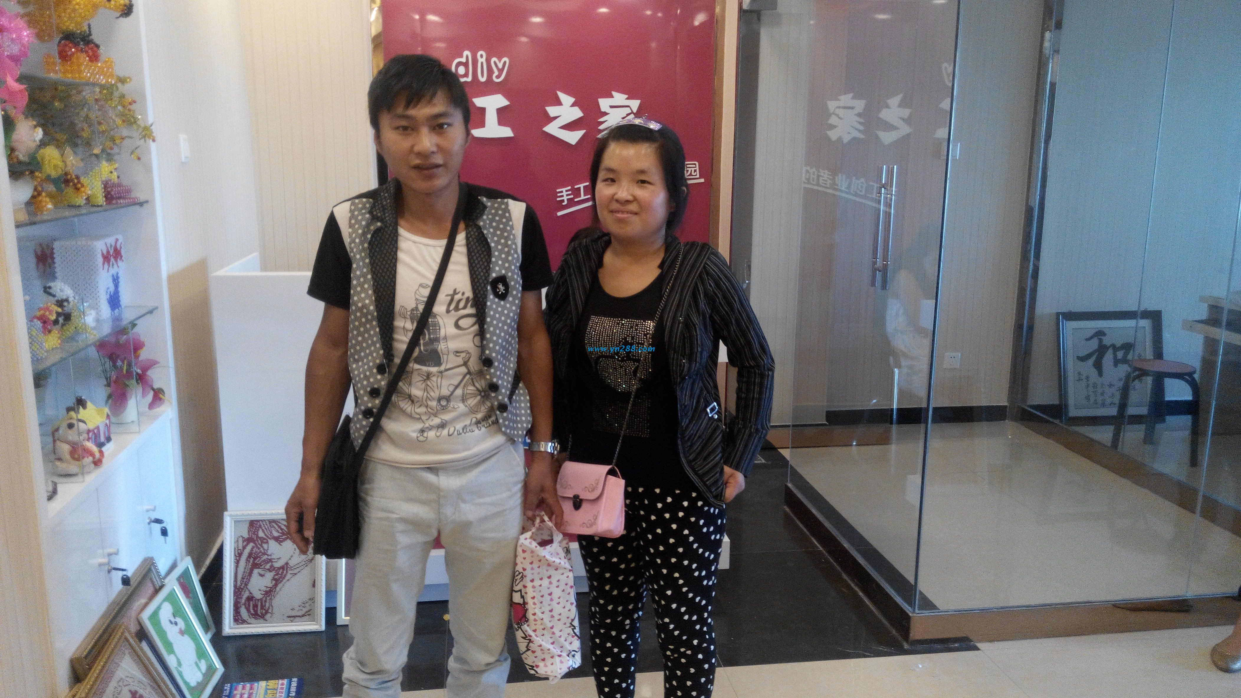 聊城恩愛(ài)小夫妻做手工活串珠加工