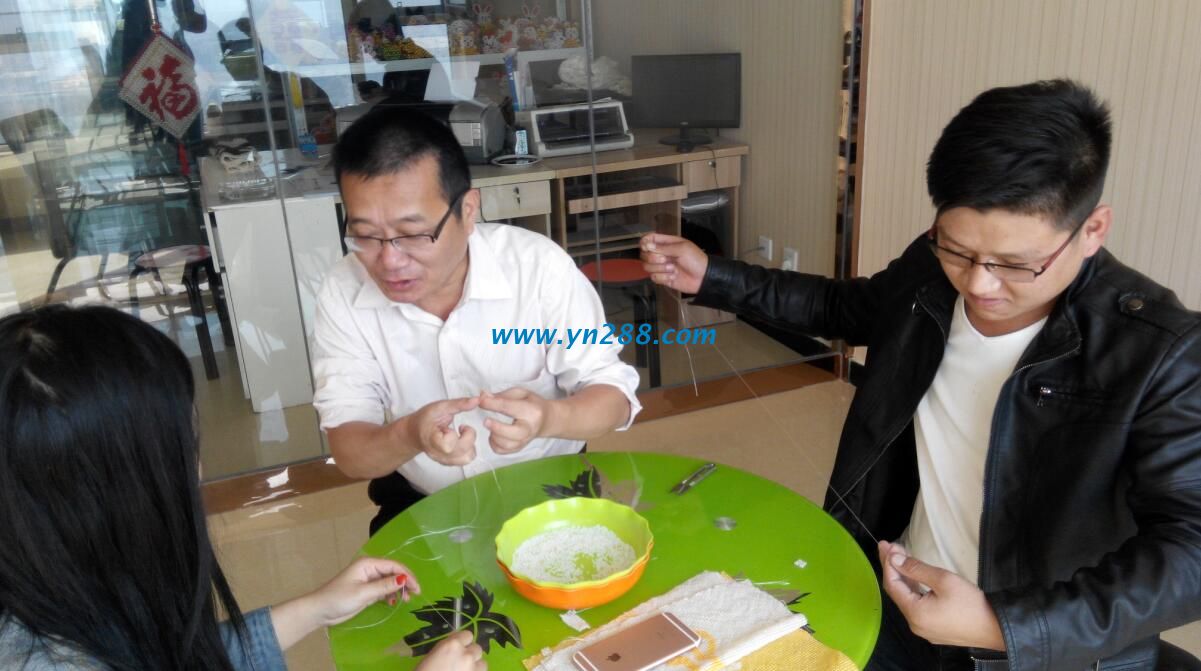 高先生在認真學(xué)習(xí)手工活串珠珠繡