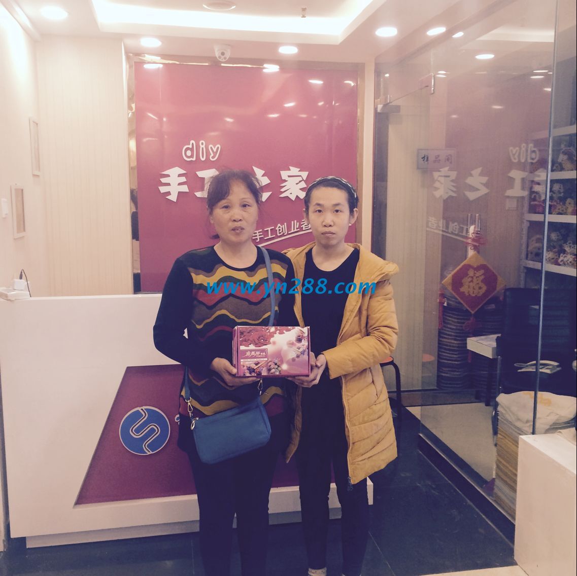 西安戶縣張女士初學(xué)珠繡忘壓線導(dǎo)致作品松散，手工活之家現(xiàn)場指導(dǎo)至熟練(圖1)