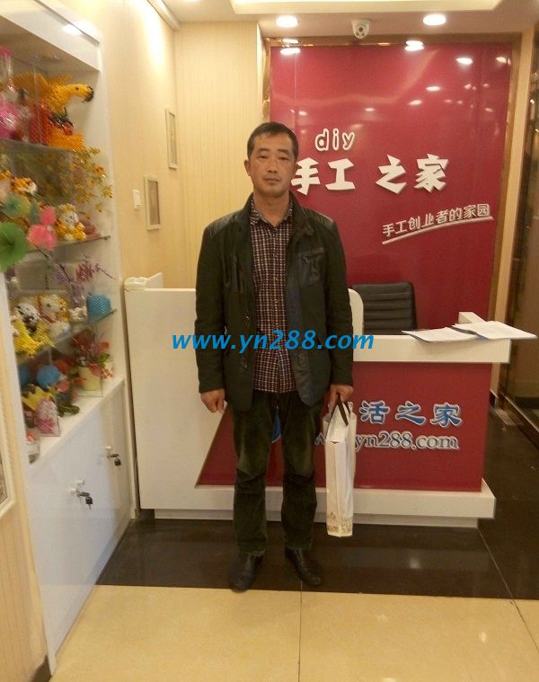 河南新鄉(xiāng)翟大叔來(lái)手工活之家總部考察，欲組織村里閑散人員婦女做手工活(圖1)