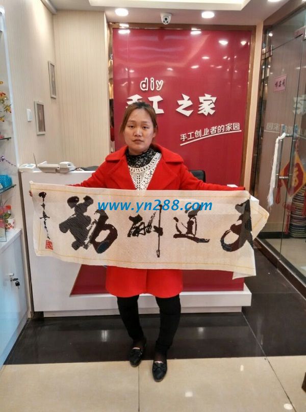 邯鄲魏縣胡女士試做珠繡成功，公司當(dāng)場(chǎng)支付加工費(fèi)(圖1)