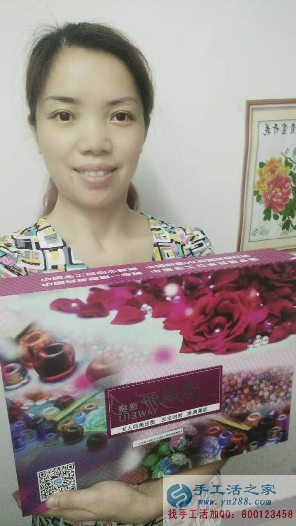 福建廈門肖女士熱衷于手工制作，業(yè)余時間做手工活串珠繡賺錢(圖1)