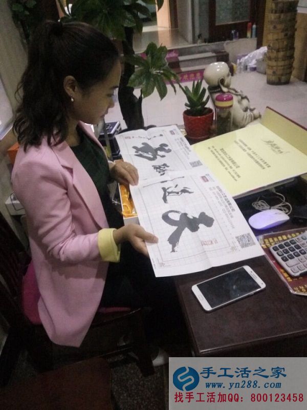 工作之余適合做點(diǎn)什么樣的兼職活？湖北襄陽劉女士找到手工活串珠繡(圖1)