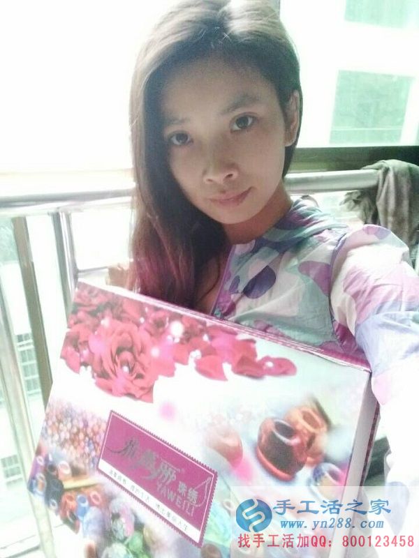 正規(guī)兼職手工活不交押金，湖南湘西鄒女士工作之余做手工活增收入(圖1)