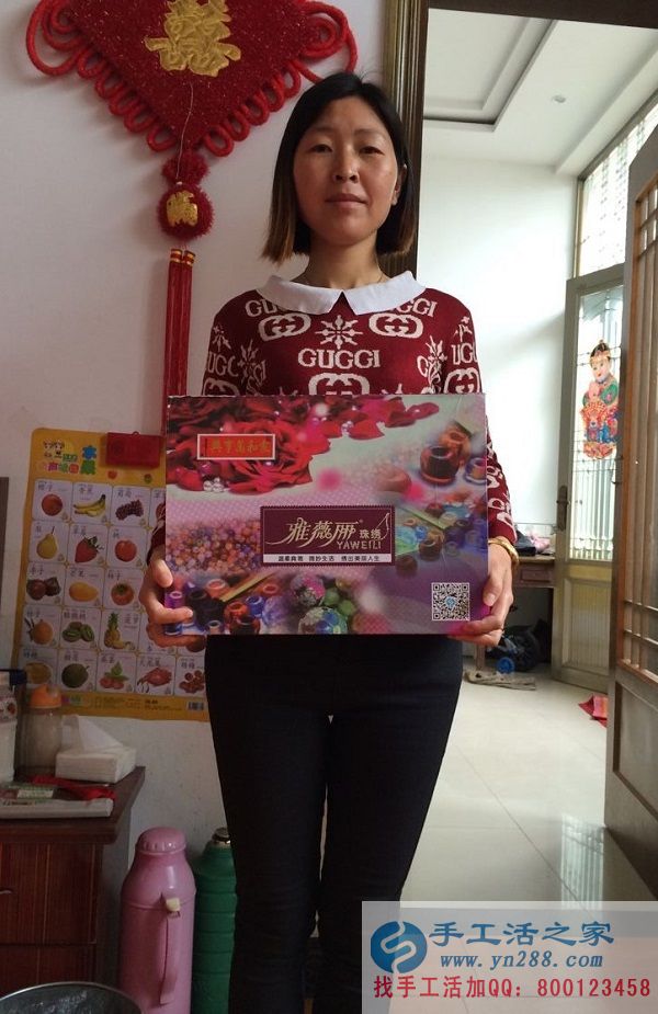 江蘇泰州婦女在家?guī)Ш⒆又嘧鍪止せ畲槔C，輕松賺加工費(fèi)(圖1)