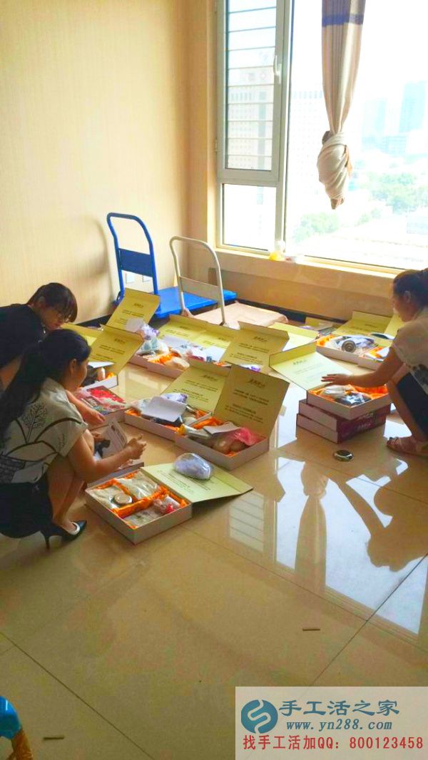 工作人員將禮盒一一檢查，包好