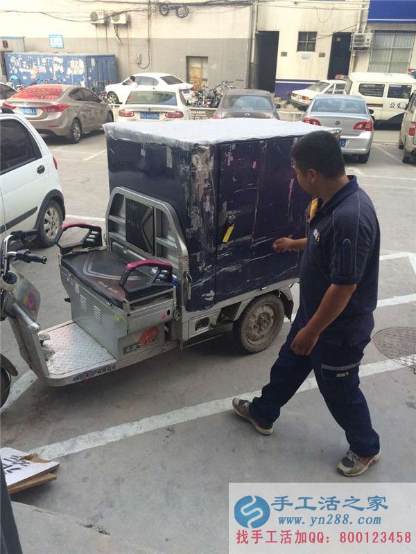 德邦小哥將門鎖上后，將快遞運往總公司