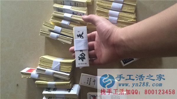 在快遞小哥搬快遞時，工作人員在整理不粘膠