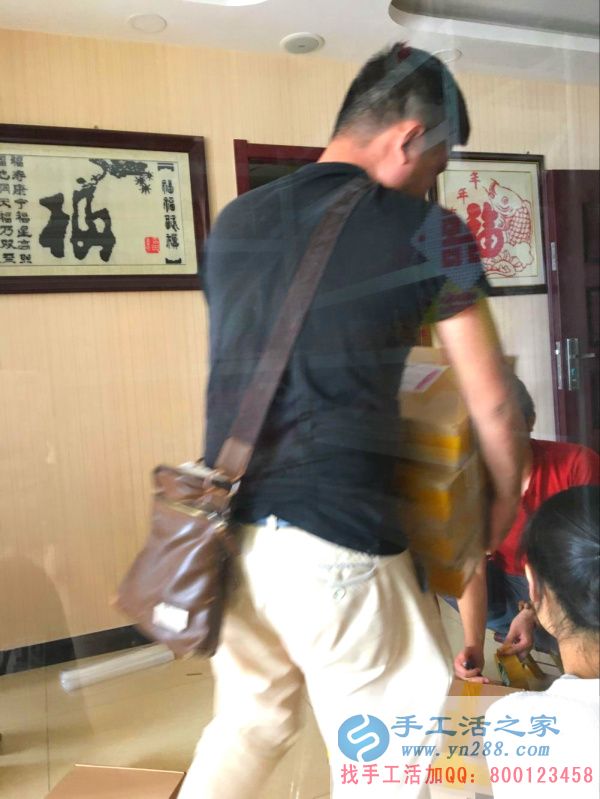 禮盒進(jìn)行二次包裝后，快遞小哥來搬貨