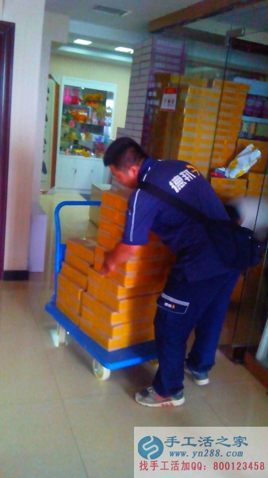 德邦人員從存貨間出來(lái)，正在放快遞盒