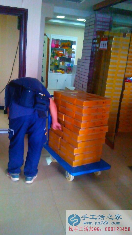 德邦小哥將貨一一放齊在小車(chē)上