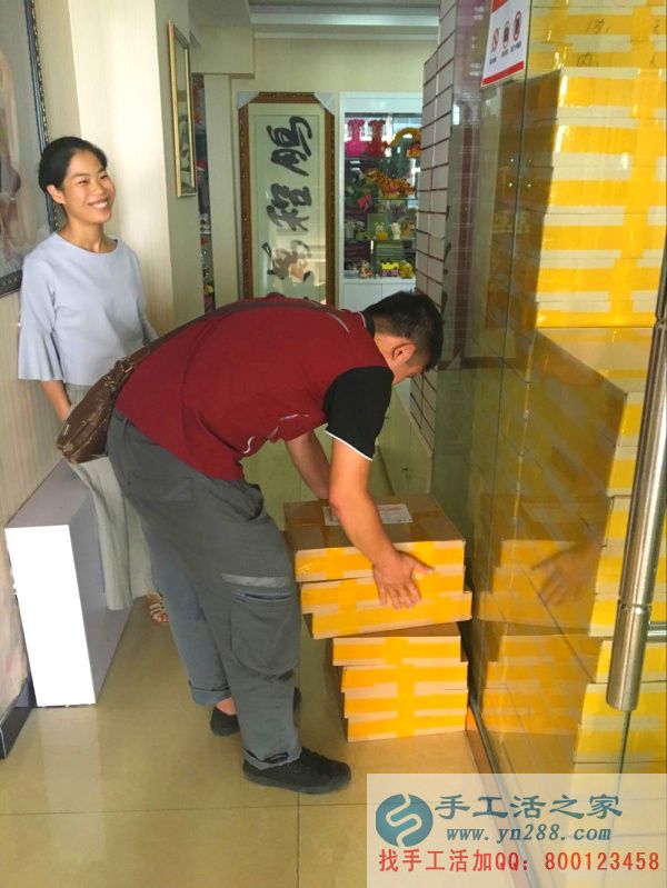 快遞小哥正在認真放材料快遞盒