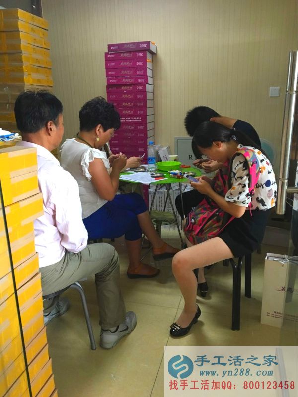 手工活之家最帥代理商正在認(rèn)真比照?qǐng)D紙