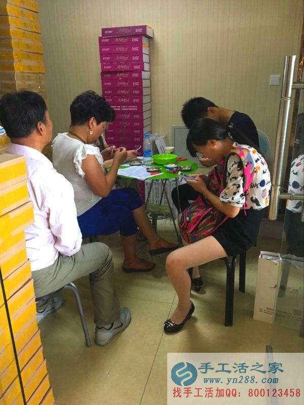 手工活之家山西陽(yáng)泉代理商正在認(rèn)真串珠
