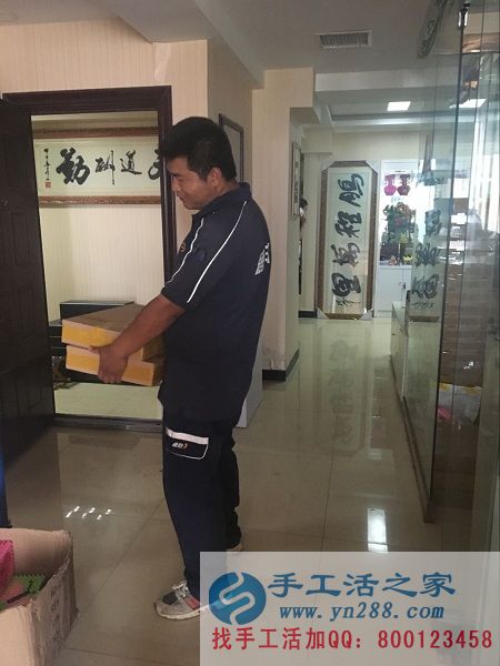 快遞小哥正在搬貨，被紙抽盒吸引的走不動(dòng)啦