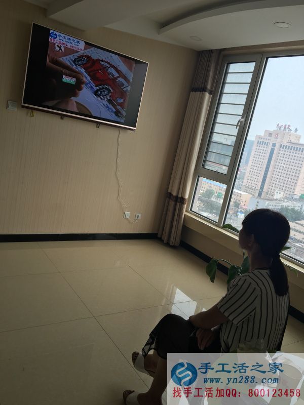 手工活之家代理商正在認真看教學視頻