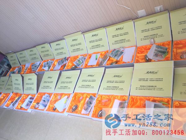 手工活之家外發(fā)加工2016年8月7日包貨記錄: 工作人員正在往禮盒中放材料