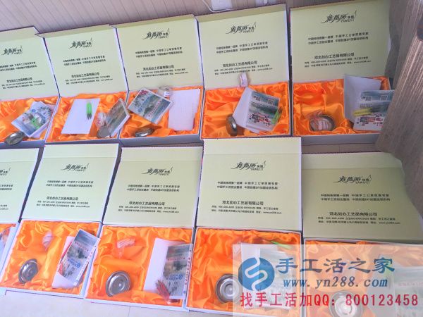 手工活之家外發(fā)加工2016年8月7日包貨記錄: 工作人員將圖紙整理好放入禮盒中