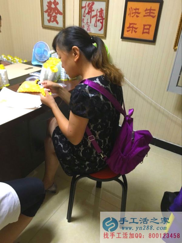 手工活之家代理商正在認(rèn)真做手工活:(圖1)