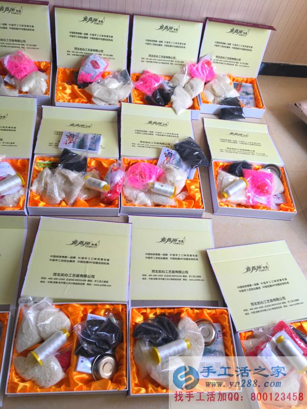 手工活之家網(wǎng)的工作人員包貨特寫(xiě)鏡頭