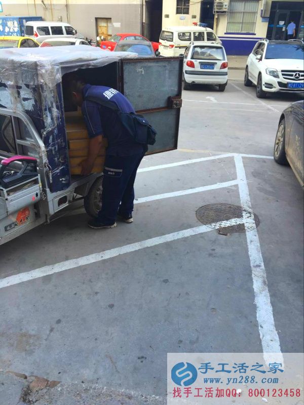 貨物被快遞小哥小心翼翼地放進(jìn)貨車(chē)?yán)? /></span></strong></p>
<p style=