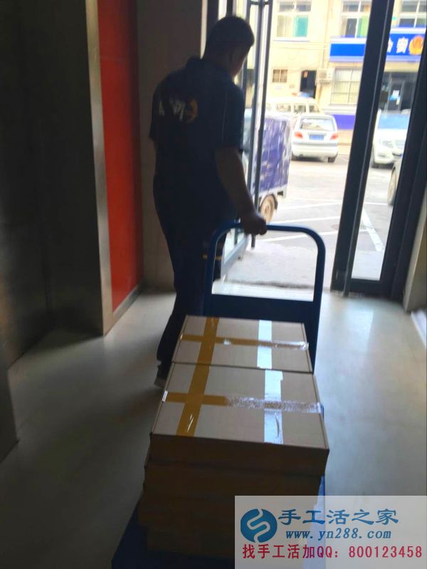 貨物被快遞小哥拖到門(mén)口