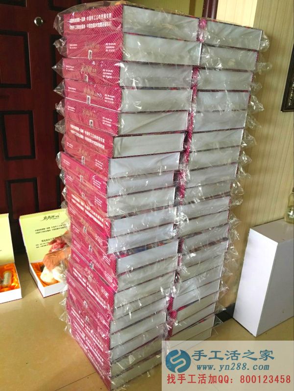 所有材料都放齊后，禮盒進行密封中