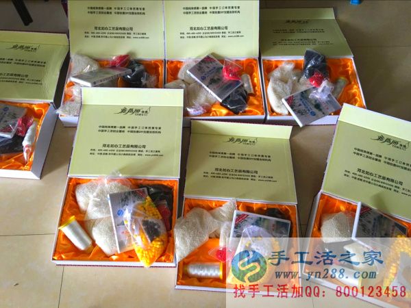 手工活之家網(wǎng)的員工將串珠繡所需要的材料、工具、光盤放入禮盒中