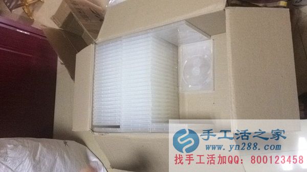 手工活之家員工又在認(rèn)真工作啦: 整齊排列的光盤包裝盒