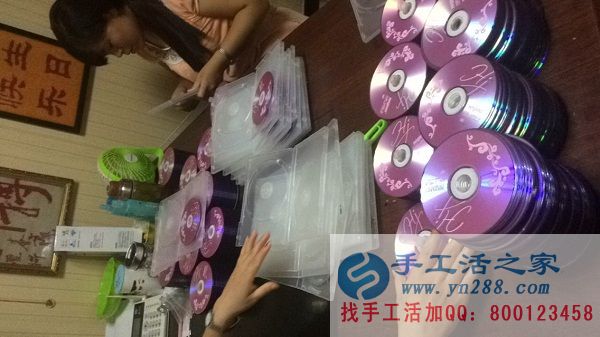 手工活之家員工又在認(rèn)真工作啦: 每一件光盤都找到了自己的外套,等待和客戶們見(jiàn)面