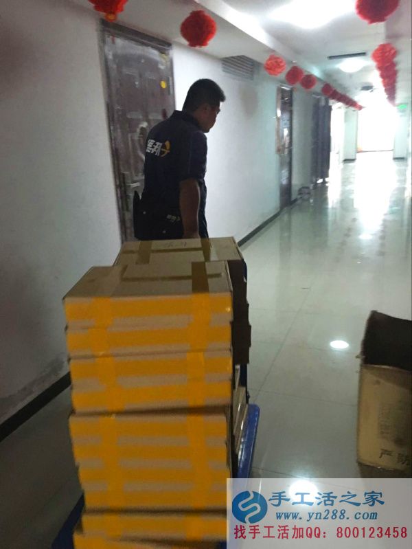 貨物以上小車，準備發(fā)往全國各地