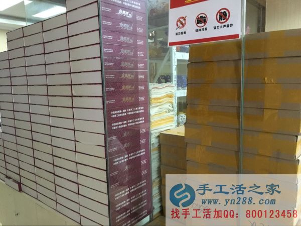 滿目整齊的禮盒，如待檢閱的士兵，震撼你我心靈