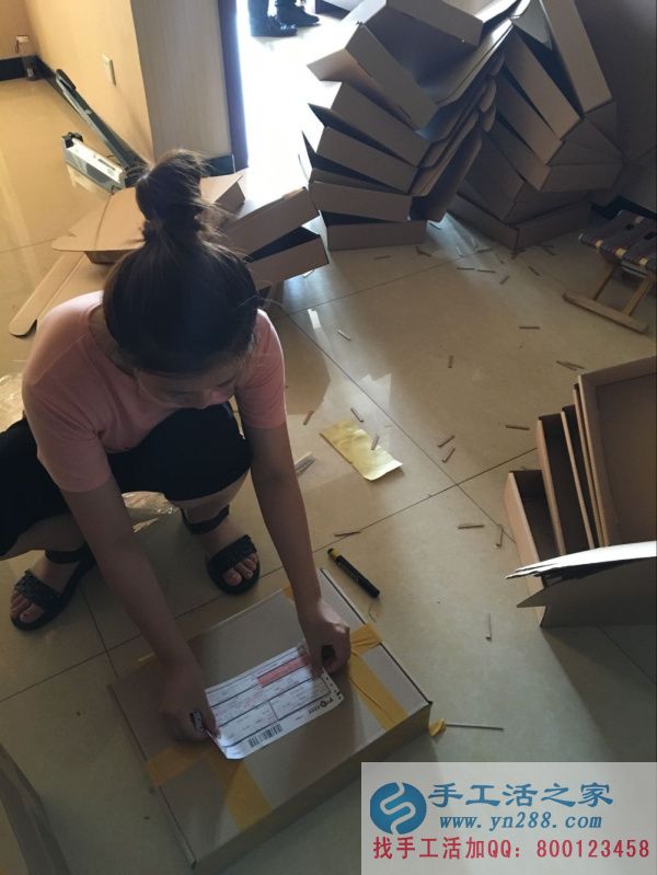 最后一步，貼上快遞單靜靜等待