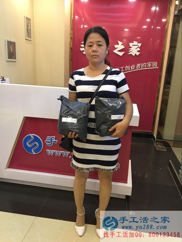 驗(yàn)收合格后，河南客戶又拿了兩套作品，回家等待加工費(fèi)