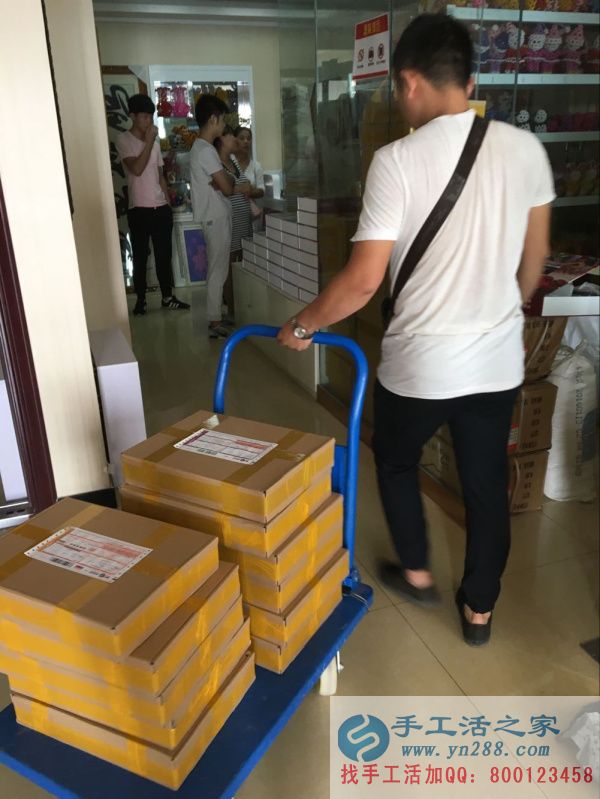 快遞小哥來那外發(fā)項目的貨物