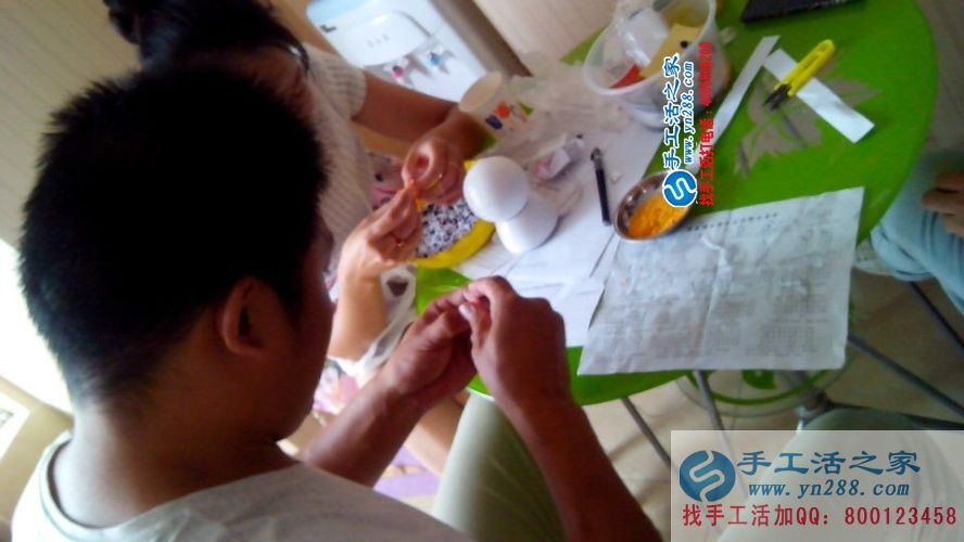 河南濟(jì)源退伍軍人王先生來(lái)手工活之家尋找合作項(xiàng)目，看好串珠繡產(chǎn)品加工