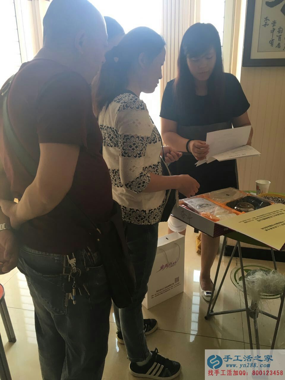 貴州田女士找到可以在家做的手工活兼職致富賺錢好項目&mdash;&mdash;客戶來公司考察