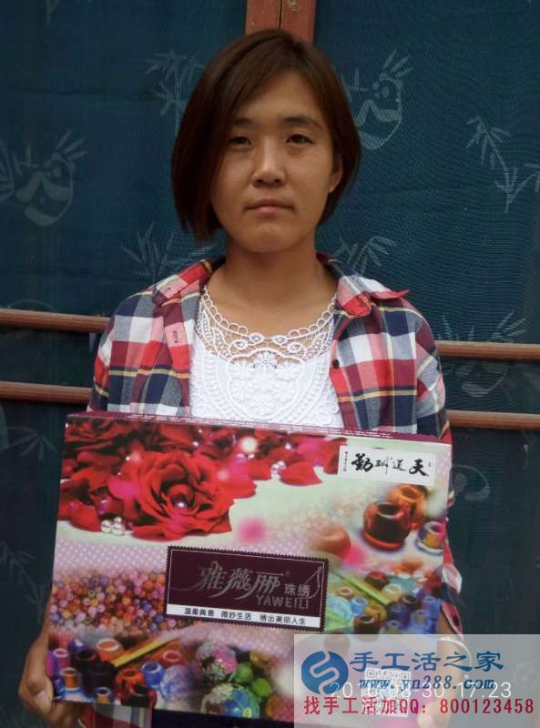 山東濟(jì)寧鄉(xiāng)村教師王女士兼職手工活串珠繡賺錢(qián)致富改善生活！