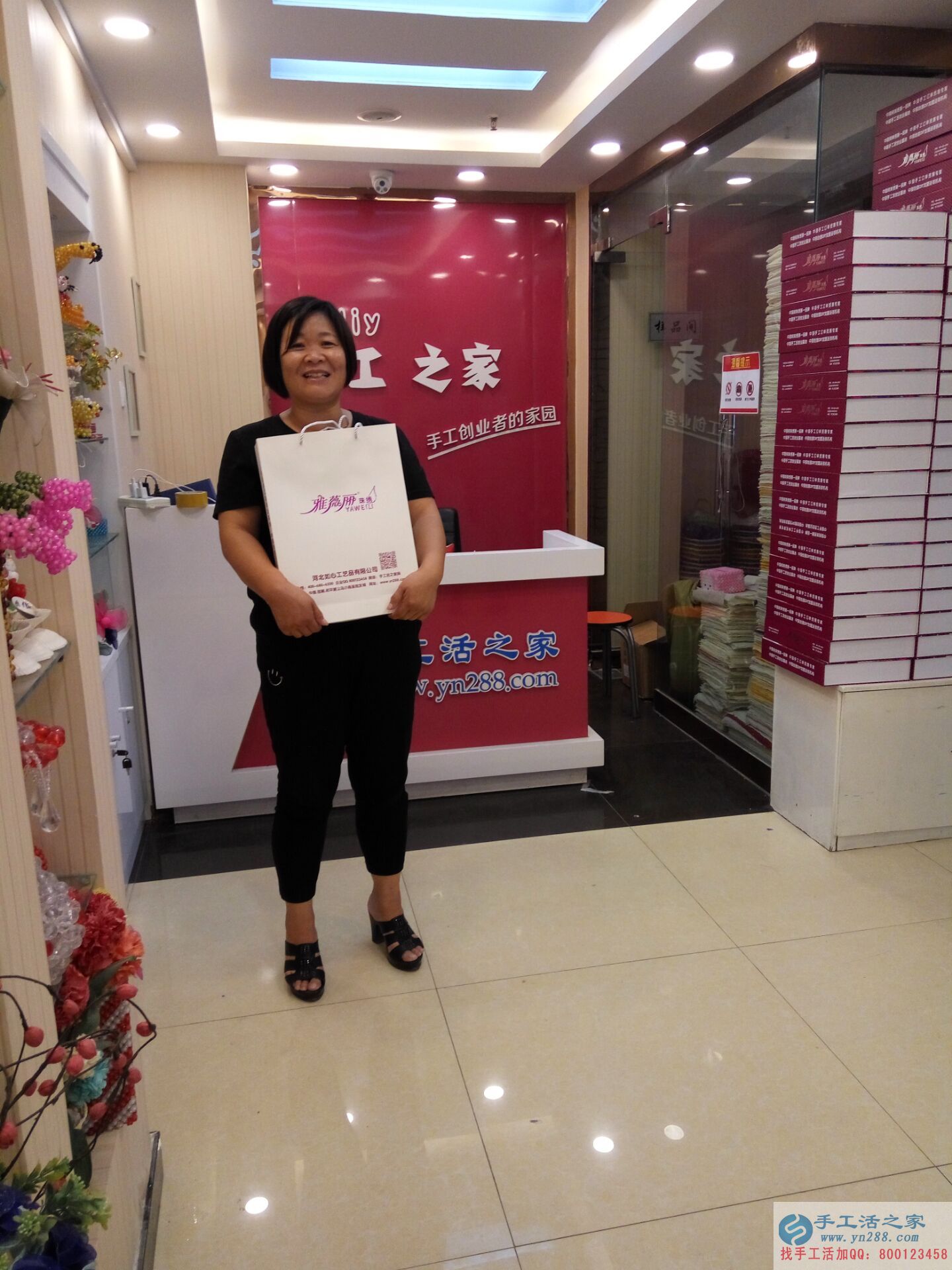 在家兼職工作有哪些？河南濟(jì)源農(nóng)村閆大姐帶孩子做串珠繡