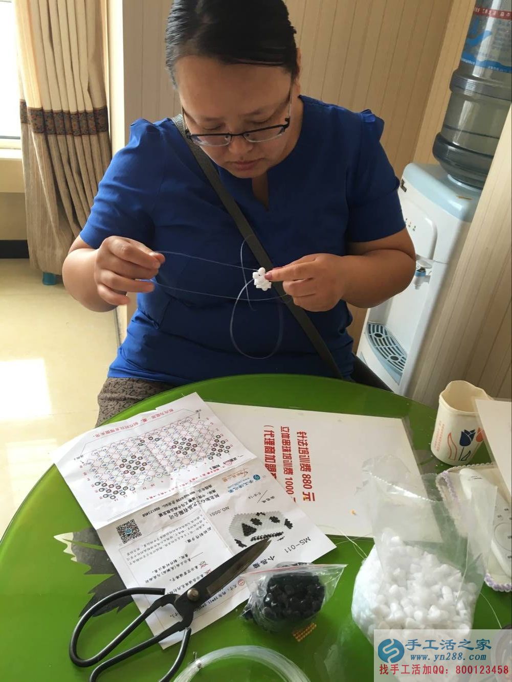 在家兼職工作有哪些？河南濟(jì)源農(nóng)村閆大姐帶孩子做串珠繡