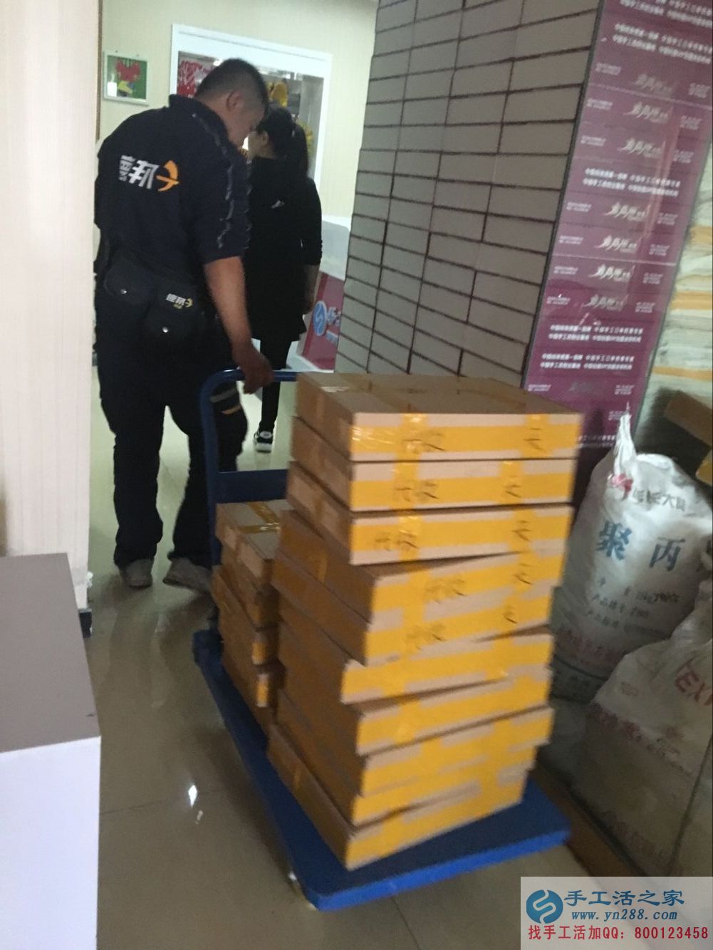 在家能做的兼職，邢臺理發(fā)店老板前來手工活之家做串珠加工外發(fā)