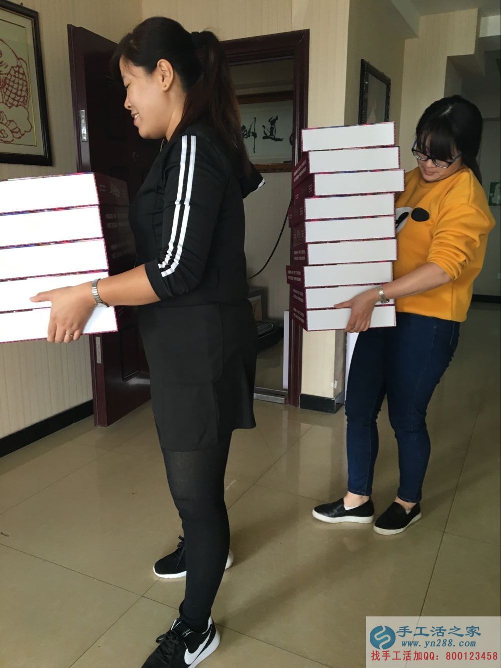 在家能做的兼職，邢臺理發(fā)店老板前來手工活之家做串珠加工外發(fā)&mdash;&mdash;手工活之家員工正在準備外發(fā)的材料