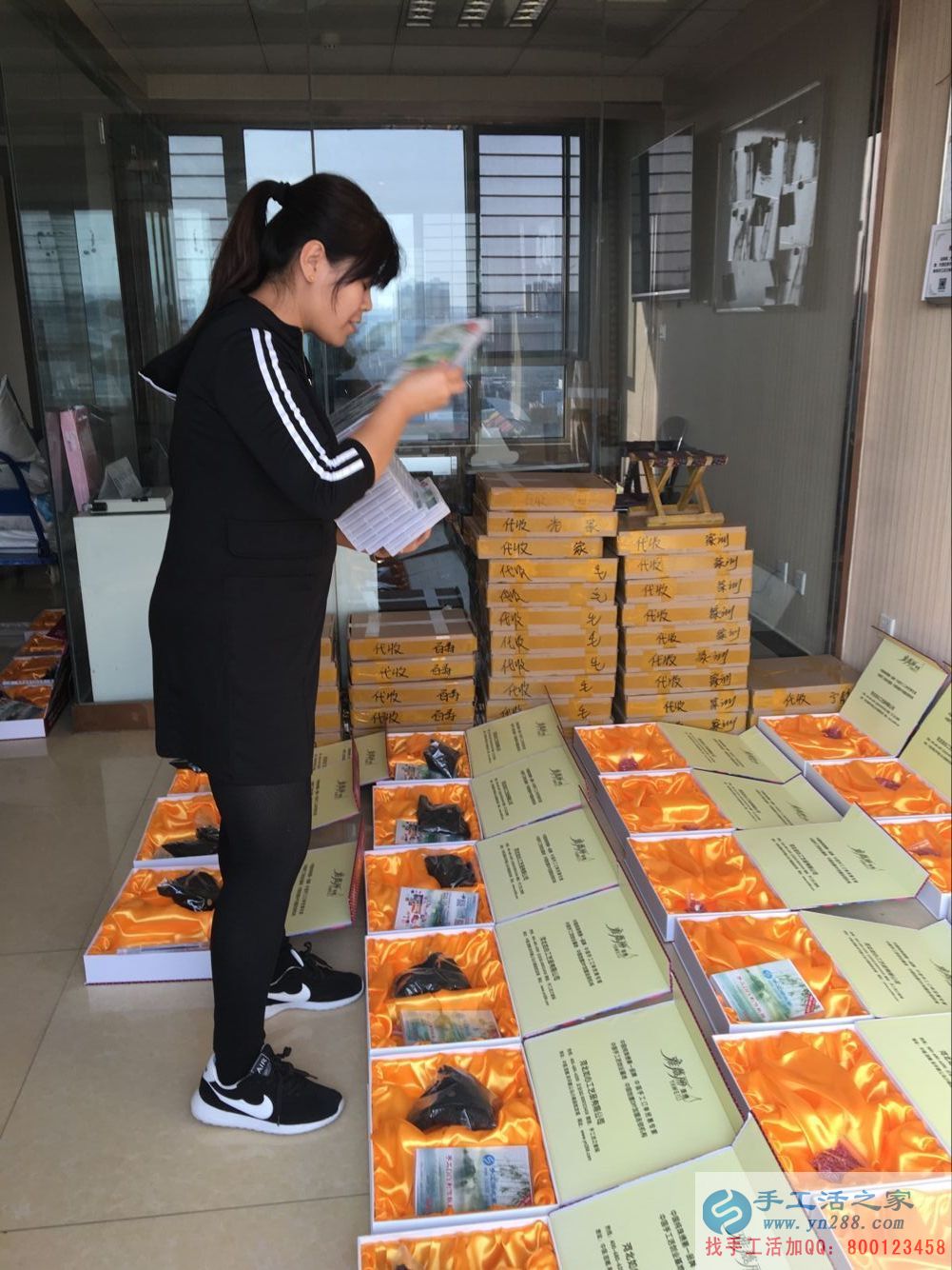 在家能做的兼職，邢臺理發(fā)店老板前來手工活之家做串珠加工外發(fā)