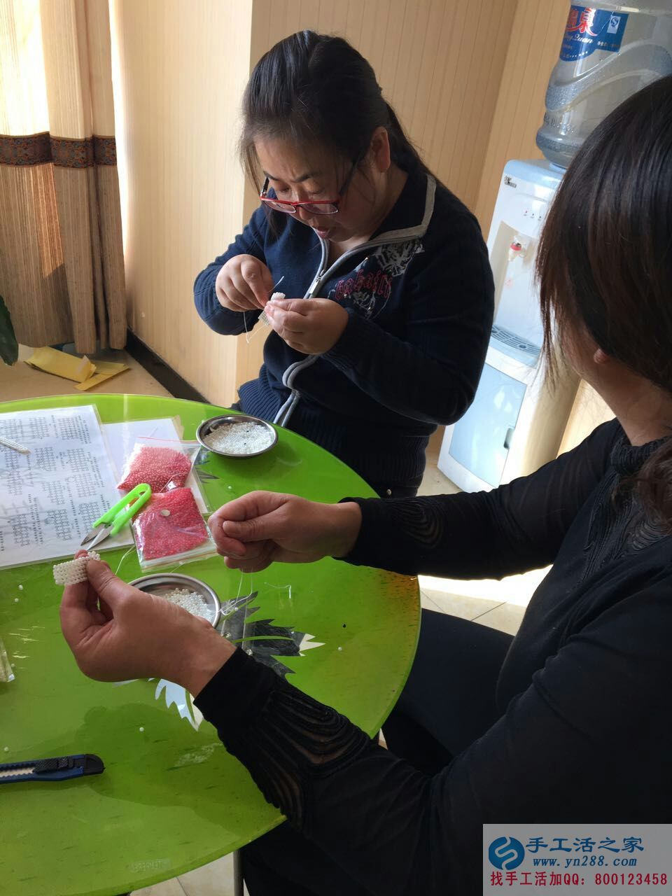 安徽宣城錢女士在家做手工活串珠繡加工賺錢改善生活 安徽宣城錢女士在家做手工活串珠繡加工賺錢改善生活