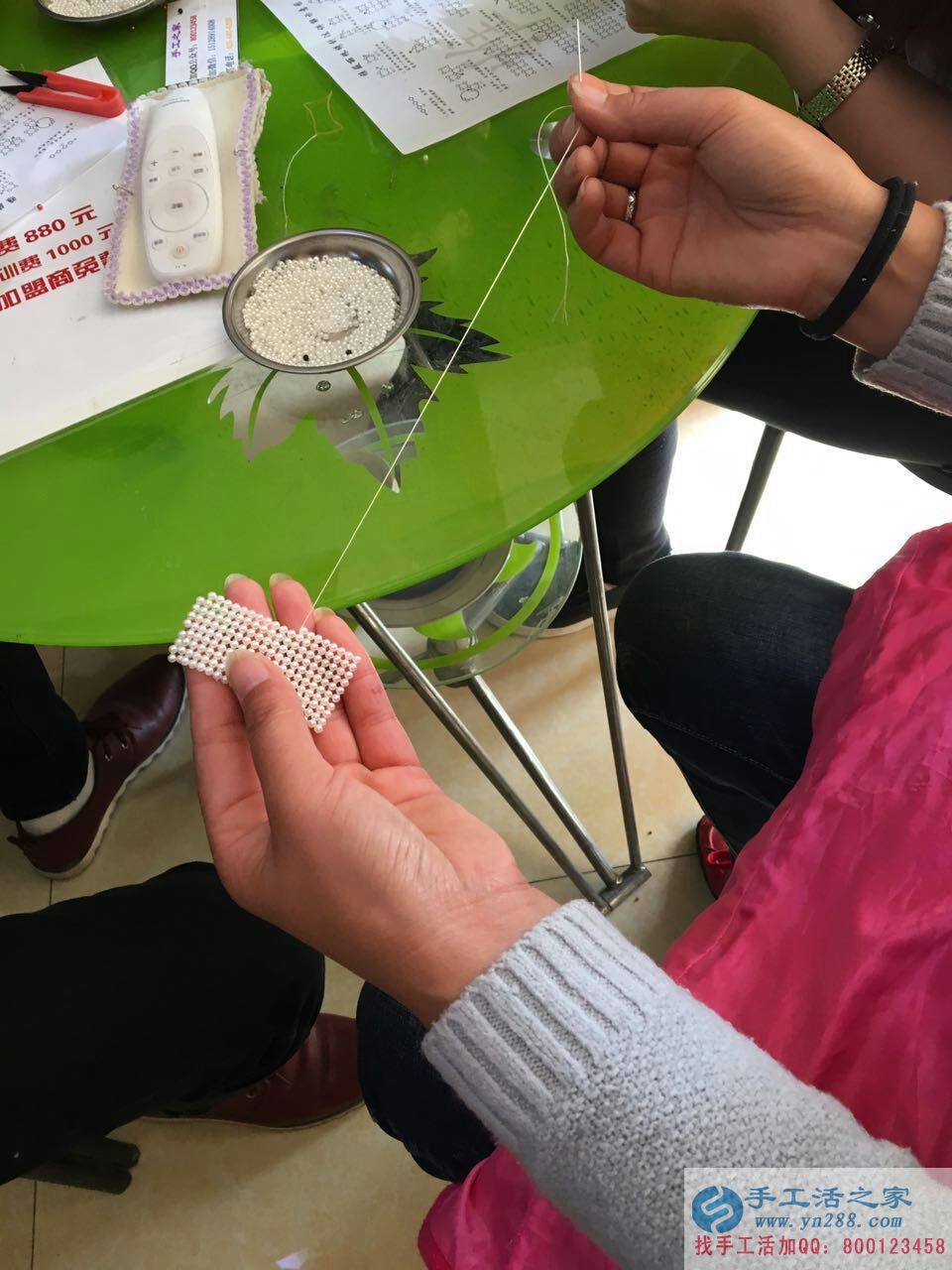 河南濮陽張女士在家?guī)Ш⒆又嘞胝尹c手工活做掙個零花錢 河南濮陽張女士在家?guī)Ш⒆又嘞胝尹c手工活做掙個零花錢