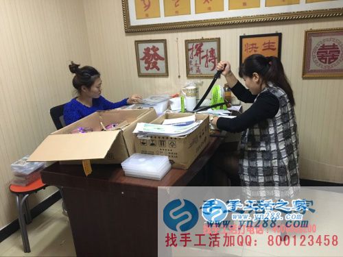 在家賺錢不是夢(mèng)！江蘇南京吳女士在家做手工活串珠繡加工