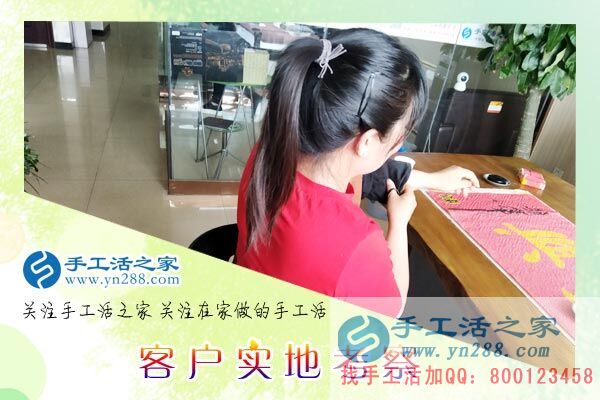 湖北利川打工妹吳女士一邊上班一邊做彩珠繡免押金手工活，找到新的掙錢致富路