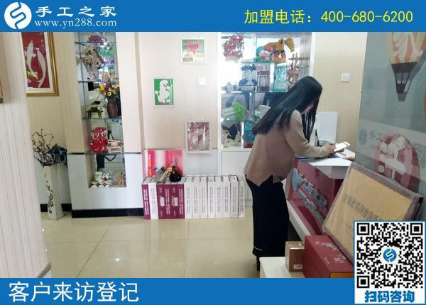 對這個(gè)可以寄到家做的手工活很滿意，四川瀘州李女士很樂意跟周圍的人分享