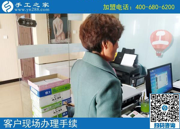 11月3日，找手工活做，可以帶回家做的手工活，手工之家的彩珠繡是首選。手工之家接待考察加工客戶剪影