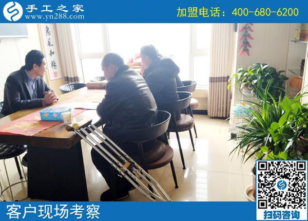 湖南一50歲殘疾老人拄著雙拐，2000多里路程來到手工之家為哪般？(圖2)
